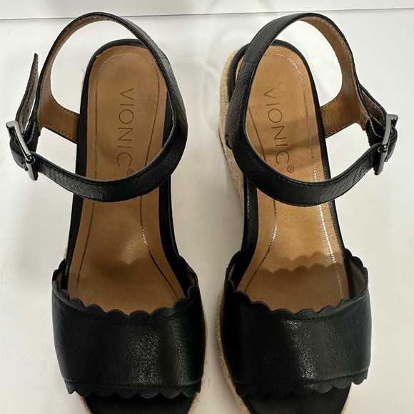 Vionic Black Leather Espadrille sandals size 5 pre owned Exellent condition. - Picture 3 of 6